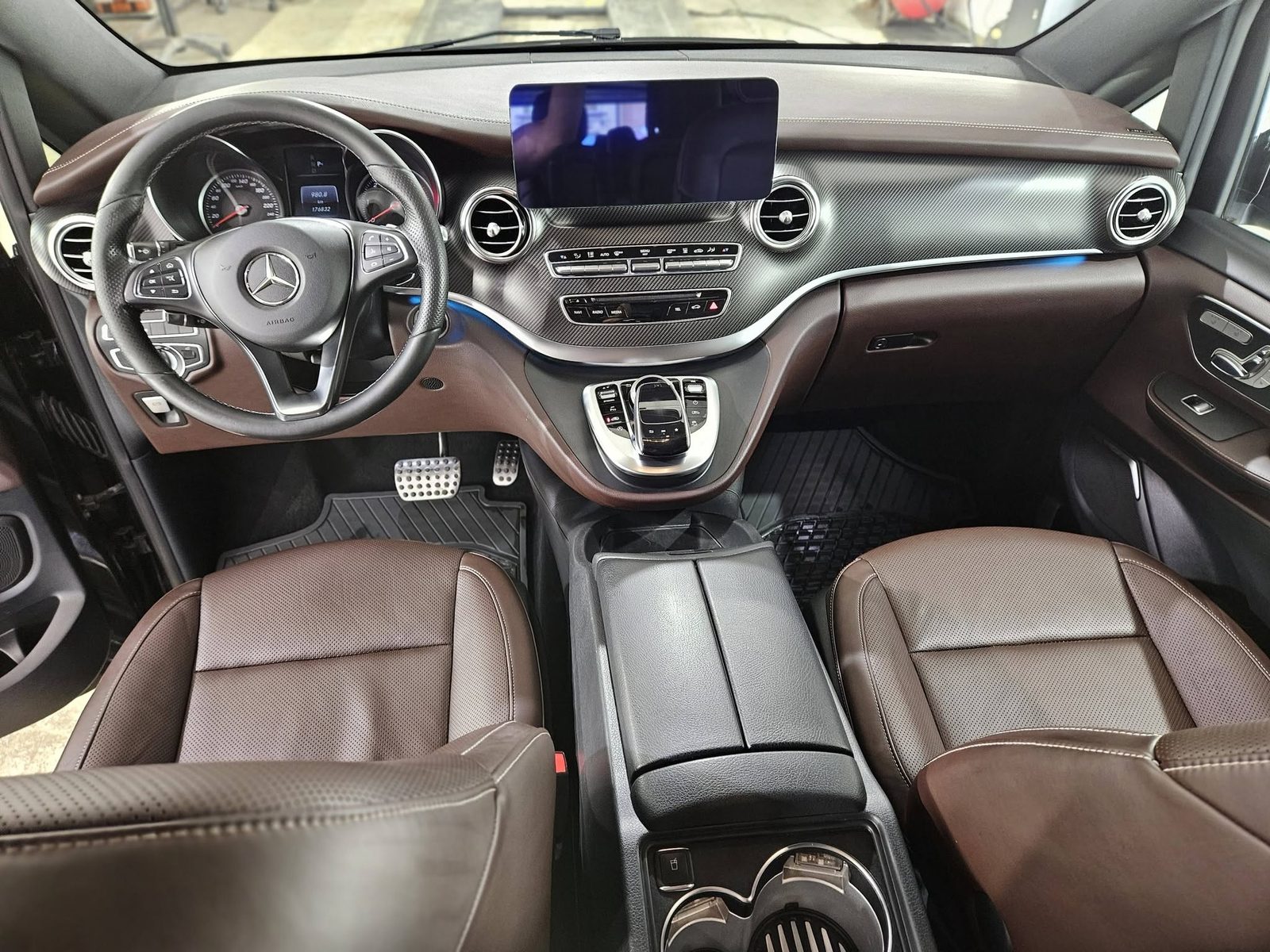 Mercedes V-Class salonas su ruda oda