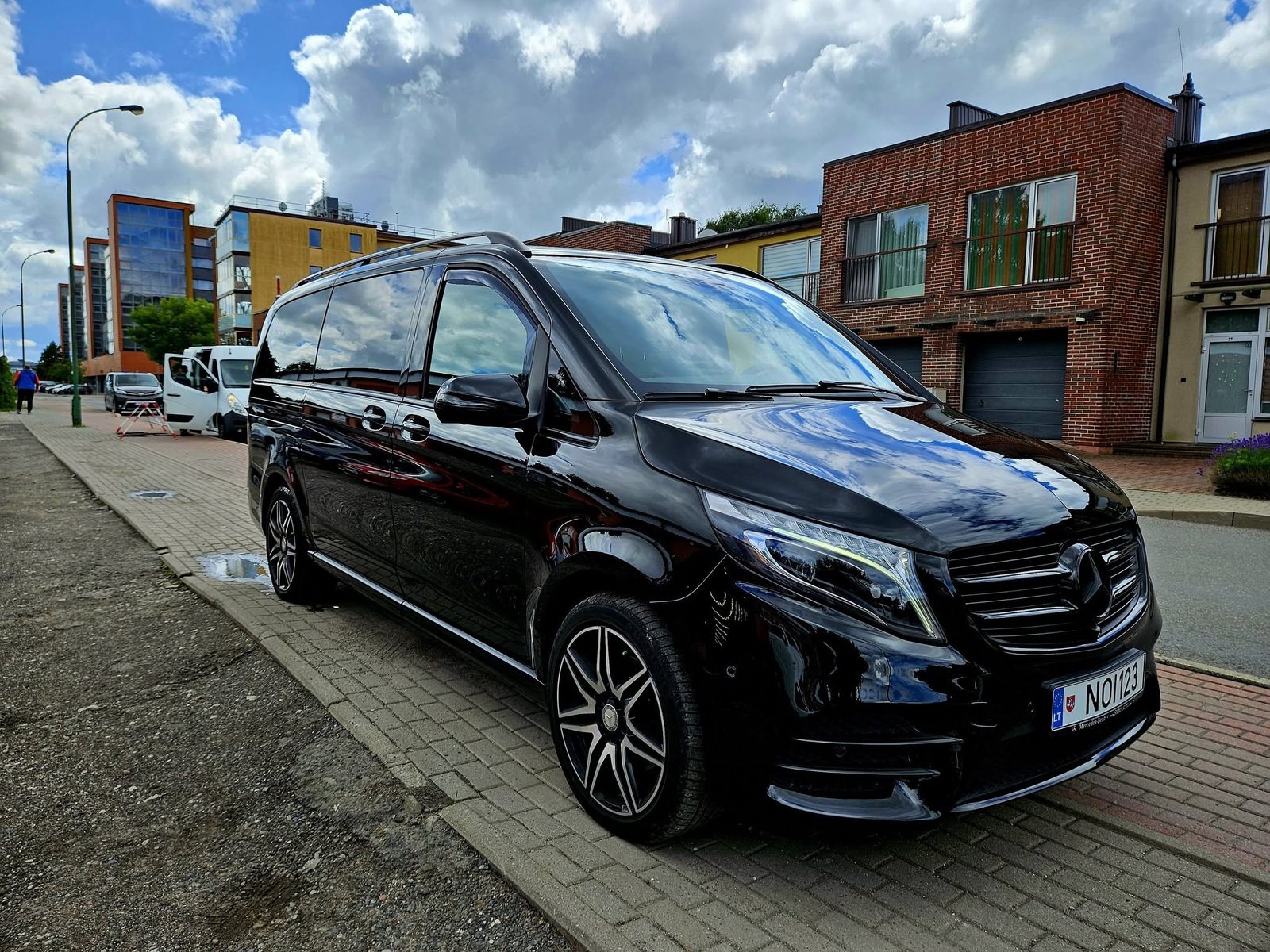 Juodas Mercedes-Benz V-Class po kėbulo poliravimo
