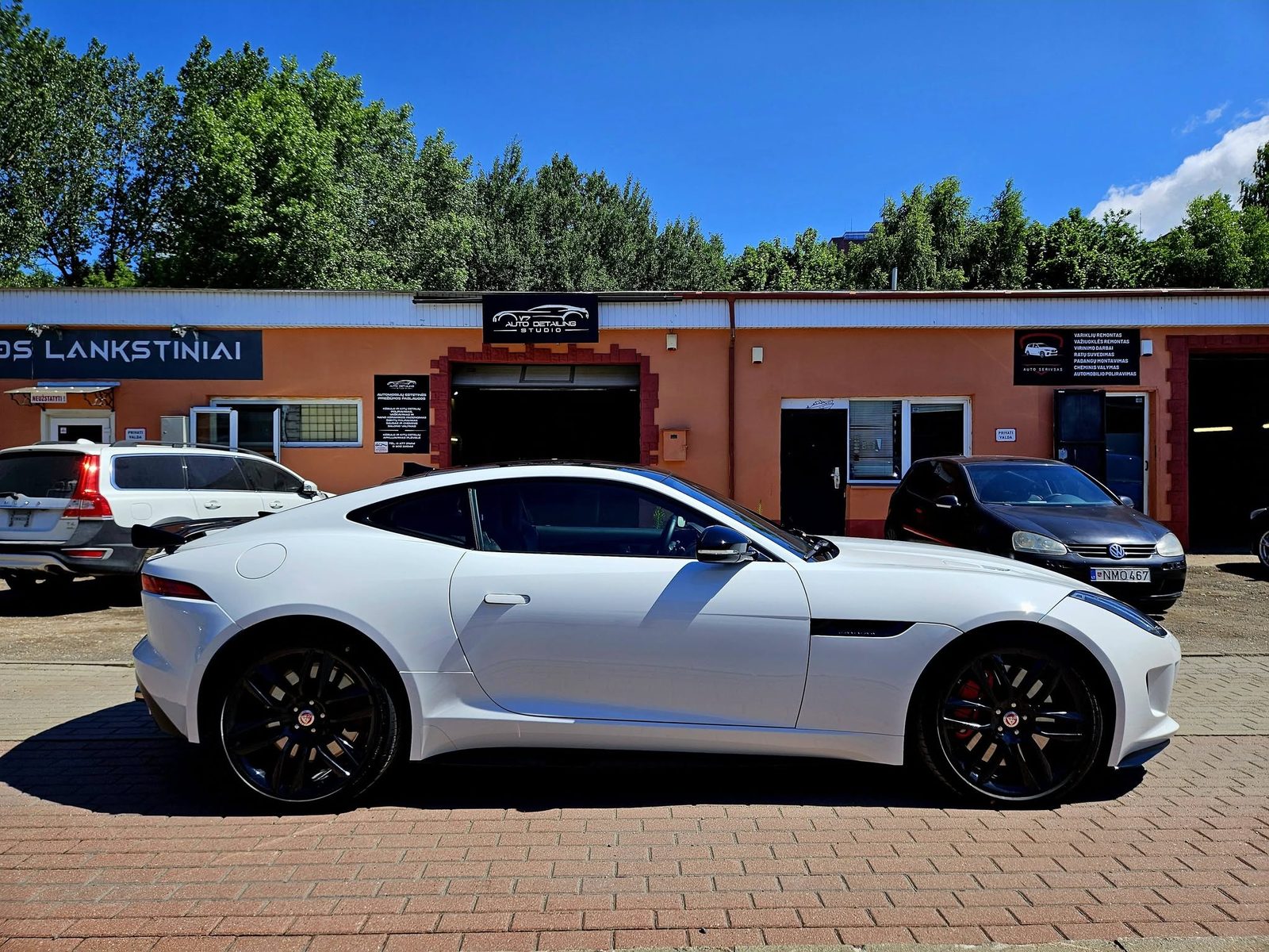 Baltas Jaguar F-Type prie studijos