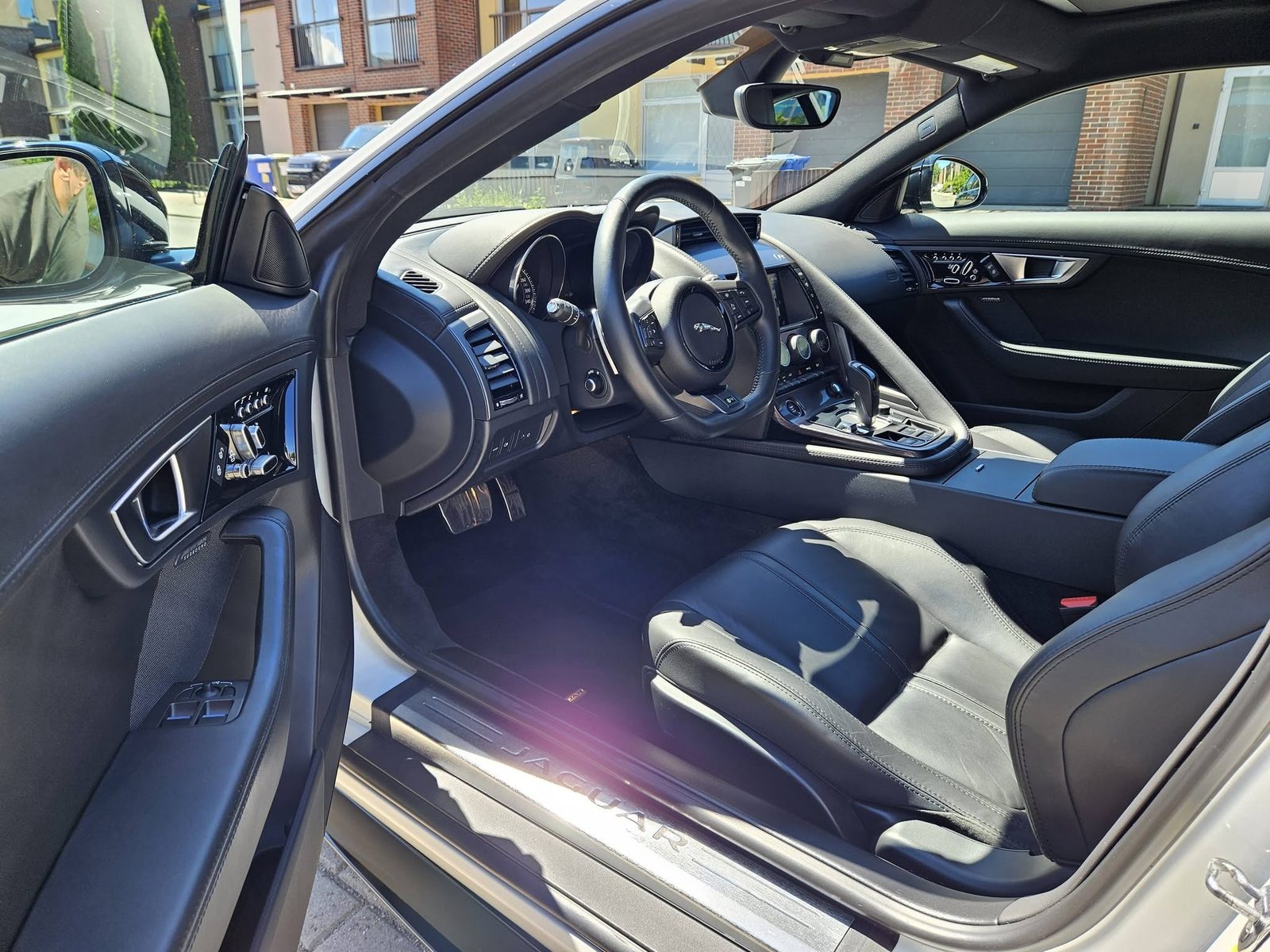 Jaguar F-Type salonas